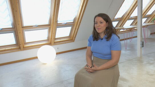 La periodista y escritora Mar Cabra durante una entrevista. 