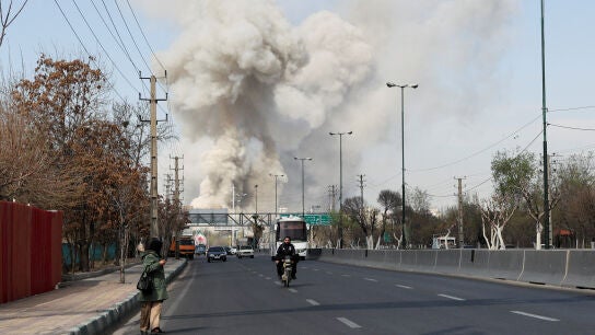 El humo se eleva despu&eacute;s de una explosi&oacute;n, en medio del conflicto entre Estados Unidos e Israel con Ir&aacute;n, en Teher&aacute;n, Ir&aacute;n