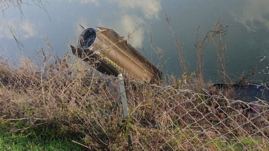 Restos de un sistema de defensa a&eacute;rea de la OTAN que intercept&oacute; un misil lanzado desde Ir&aacute;n se ven en Dortyol, en la provincia sure&ntilde;a de Hatay, Turqu&iacute;a