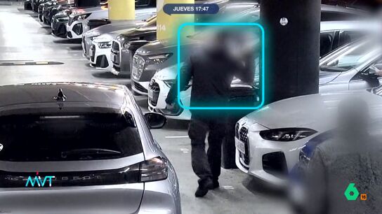 El hombre se situaba en la zona en la que los clientes deb&iacute;an dejar los veh&iacute;culos y se ofrec&iacute;a a llevar las llaves a la oficina. Despu&eacute;s, se llevaba los coches para venderlos en el mercado negro. 