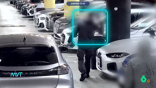 Un hombre se hace pasar por trabajador de una empresa de alquiler para robar vehículos en el aeropuerto de Barcelona El hombre se situaba en la zona en la que los clientes debían dejar los vehículos y se ofrecía a llevar las llaves a la oficina. Después, se llevaba los coches para venderlos en el mercado negro.