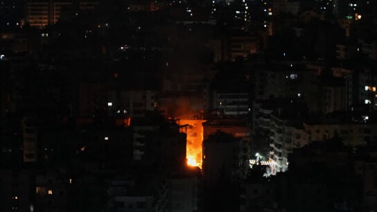 Llamas tras un ataque a&eacute;reo israel&iacute; en Dahiyeh, suburbios de Beirut, L&iacute;bano