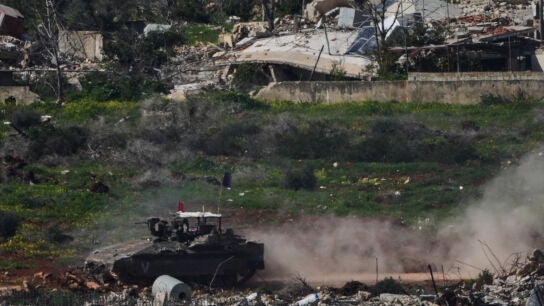 Un veh&iacute;culo blindado de transporte de personal israel&iacute; realiza maniobras en el sur del L&iacute;bano, visto desde el norte de Israel, este jueves.