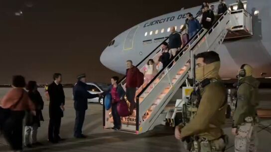 Aterrizan en Torrej&oacute;n de Ardoz (Madrid) 171 espa&ntilde;oles repatriados de Om&aacute;n por la guerra en Oriente Medio