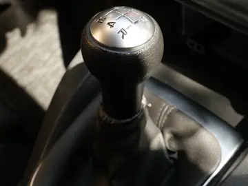 Sacarse el carné con un coche automático: la DGT aclara las condiciones y limitaciones Sacarse el carné con un coche automático: la DGT aclara las condiciones y limitaciones