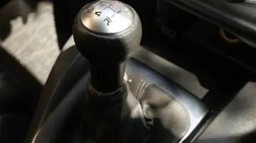 Sacarse el carné con un coche automático: la DGT aclara las condiciones y limitaciones Sacarse el carné con un coche automático: la DGT aclara las condiciones y limitaciones