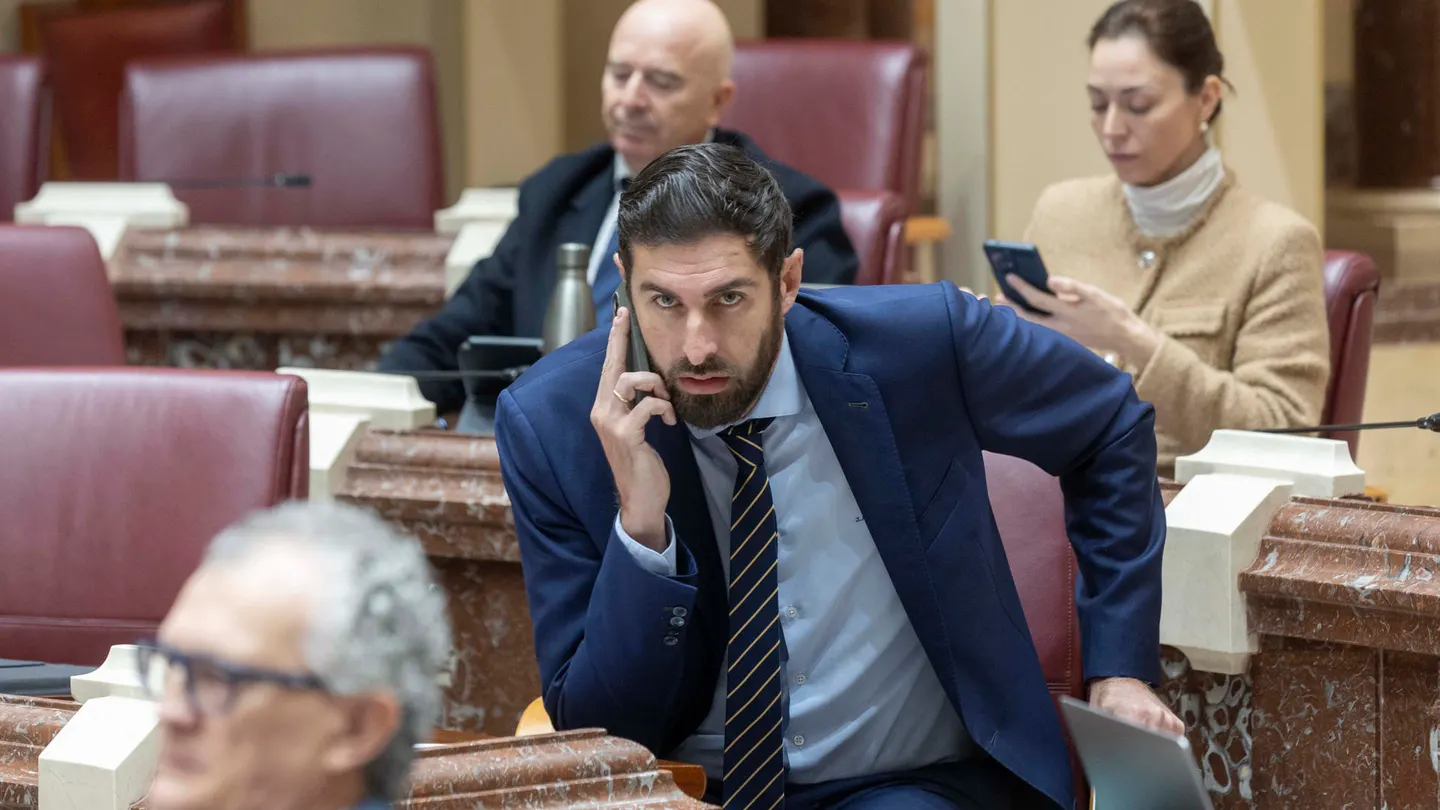 El portavoz de Vox en la Asamblea Regional, José Ángel Antelo este jueves durante un momento del pleno. El portavoz de Vox en la Asamblea Regional, José Ángel Antelo este jueves durante un momento del pleno.