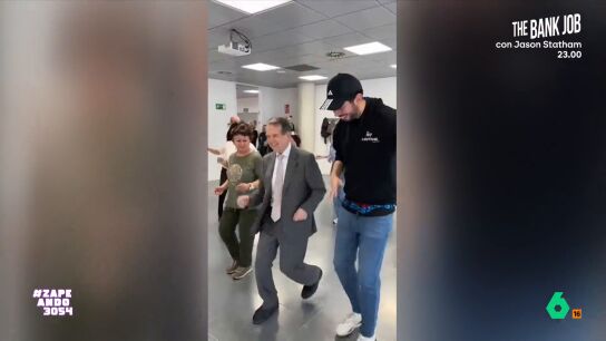El alcalde de Vigo ha visitado la sede de la UNED de su ciudad y no ha dudado en sumarse a una sesi&oacute;n de bailoterapia al ritmo de una de las canciones m&aacute;s populares de este verano. 