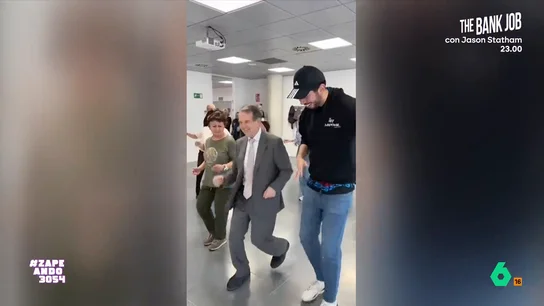 María Gómez, después de ver a Abel Cabellero bailar 'La Morocha': "¿No creéis que le han puesto piedras en los zapatos?" El alcalde de Vigo ha visitado la sede de la UNED de su ciudad y no ha dudado en sumarse a una sesión de bailoterapia al ritmo de una de las canciones más populares de este verano.