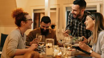 Grupo de amigos cenando en compañía Grupo de amigos cenando en compañía
