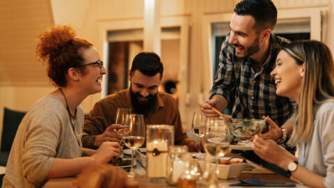 Grupo de amigos cenando en compa&ntilde;&iacute;a