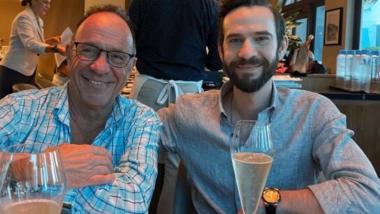 Joel Gavalas y su hijo Jonathan en una imagen difundida por el padre.