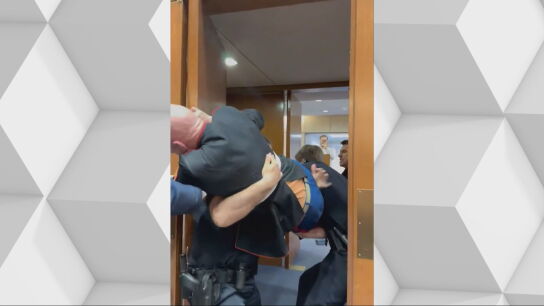 Un veterano de la Marina de EEUU irrumpe en el Capitolio para protestar contra la guerra en Ir&aacute;n: "Nadie quiere luchar por Israel"