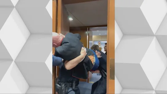 Un veterano de la Marina de EEUU irrumpe en el Capitolio para protestar contra la guerra en Irán: "Nadie quiere luchar por Israel" Un veterano de la Marina de EEUU irrumpe en el Capitolio para protestar contra la guerra en Irán: "Nadie quiere luchar por Israel"