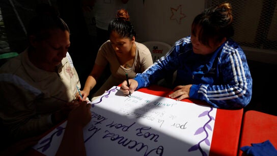 Mujeres privadas de la libertad elaboran pancartas este mi&eacute;rcoles, en el Penal de Barrientos, en Estado de M&eacute;xico (M&eacute;xico). 