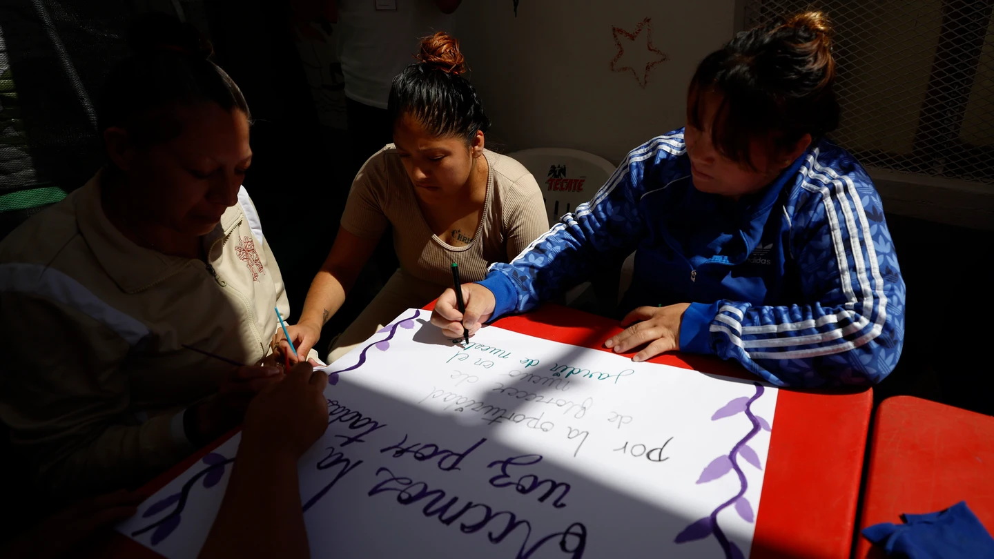 Mujeres privadas de la libertad elaboran pancartas este miércoles, en el Penal de Barrientos, en Estado de México (México). Mujeres privadas de la libertad elaboran pancartas este miércoles, en el Penal de Barrientos, en Estado de México (México).