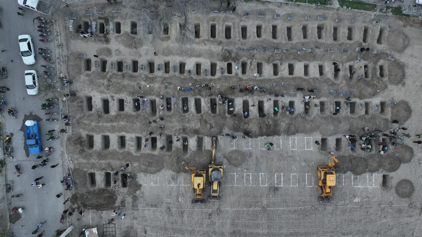 Una imagen facilitada por el departamento de prensa extranjera iraní muestra la preparación de las tumbas para las víctimas de un ataque aéreo contra una escuela de niñas en la ciudad de Minab, en el sur de Irán. Una imagen facilitada por el departamento de prensa extranjera iraní muestra la preparación de las tumbas para las víctimas de un ataque aéreo contra una escuela de niñas en la ciudad de Minab, en el sur de Irán.