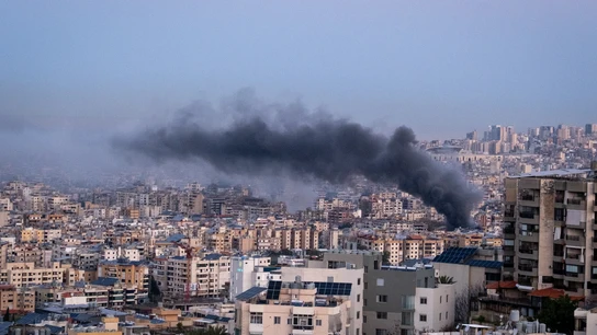 Beirut amanece con columnas de humo tras los bombardeos israelíes Beirut amanece con columnas de humo tras los bombardeos israelíes