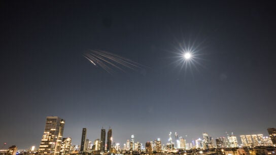Un misil iran&iacute; con municiones de racimo vuela hacia Israel, en medio del conflicto entre Estados Unidos e Israel con Ir&aacute;n