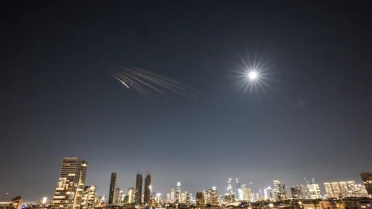 Un misil iraní con municiones de racimo vuela hacia Israel, en medio del conflicto entre Estados Unidos e Israel con Irán Un misil iraní con municiones de racimo vuela hacia Israel, en medio del conflicto entre Estados Unidos e Israel con Irán