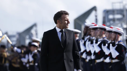 El presidente francés, Emmanuel Macron, pasa revista a las tropas durante su visita a la base naval de submarinos nucleares de Ile Longue en Crozon, Francia, el 2 de marzo de 2026. El presidente francés, Emmanuel Macron, pasa revista a las tropas durante su visita a la base naval de submarinos nucleares de Ile Longue en Crozon, Francia, el 2 de marzo de 2026.