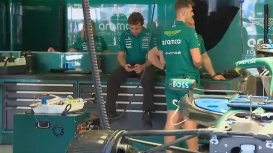 La decepcionante imagen de Aston Martin en Australia: Fernando Alonso, cabizbajo frente al AMR26 La decepcionante imagen de Aston Martin en Australia: Fernando Alonso, cabizbajo frente al AMR26