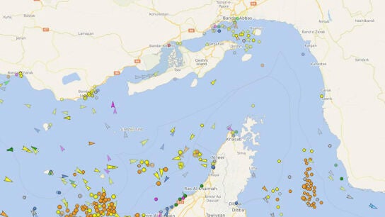 Captura que muestra la disminuci&oacute;n del tr&aacute;fico mar&iacute;timo en el estrecho de Ormuz a 5 de marzo de 2026. 