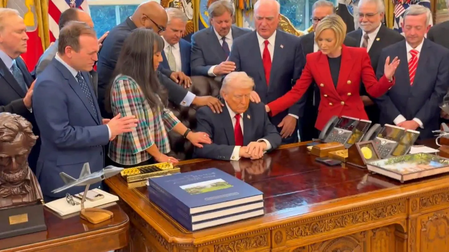 Trump rodeado de pastores evangélicos. Trump rodeado de pastores evangélicos.