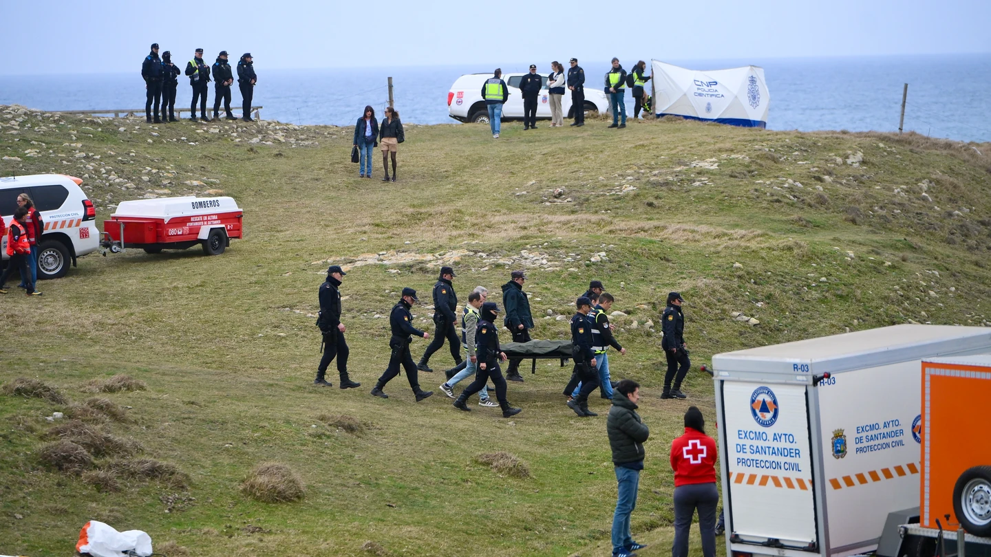 Traslado del cuerpo de la sexta víctima del colapso de la pasarela de El Bocal, en Santander Traslado del cuerpo de la sexta víctima del colapso de la pasarela de El Bocal, en Santander
