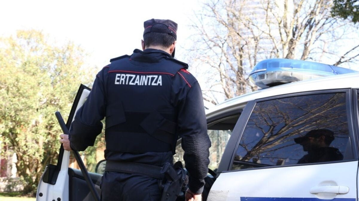 Detenido en Berriz (Bizkaia) tras intentar asesinar a puñaladas a su mujer y herir a una de sus hijas que intentó defenderla