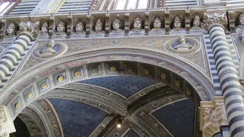 Detalle de la fachada de la Catedral de Siena Detalle de la fachada de la Catedral de Siena