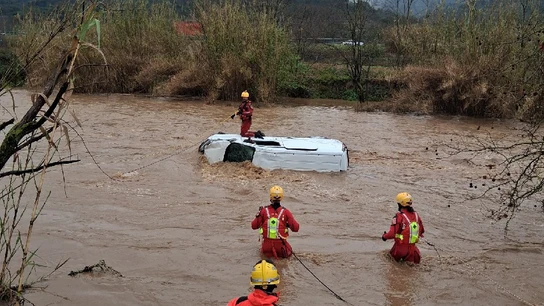 Los Bombers buscan al conductor de un vehículo hallado en la riera Giola en Barcelona. Los Bombers buscan al conductor de un vehículo hallado en la riera Giola en Barcelona.