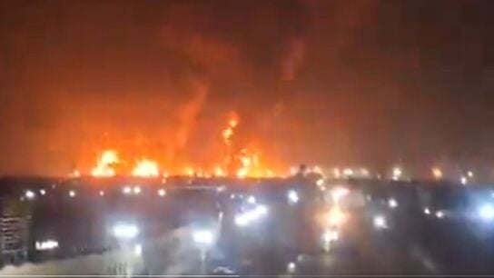 El conflicto en Ir&aacute;n se eleva: Israel ataca 30 instalaciones petrol&iacute;feras por primera vez desde el inicio de la guerra.