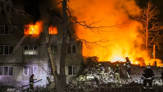 Rescatistas ucranianos trabajan en el lugar de un ataque a un edificio residencial en J&aacute;rkiv.