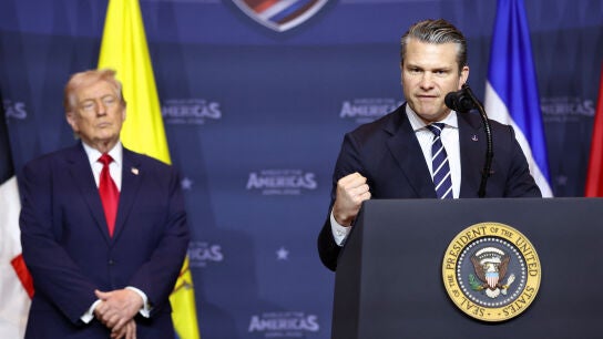 Pete Hegseth, secretario de Guerra de EEUU, ante la mirada de Donald Trump