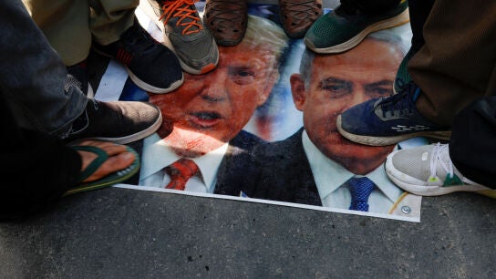 Manifestantes en Cachemira pisotean fotos de Donald Trump y Benjamin Netanyahu.