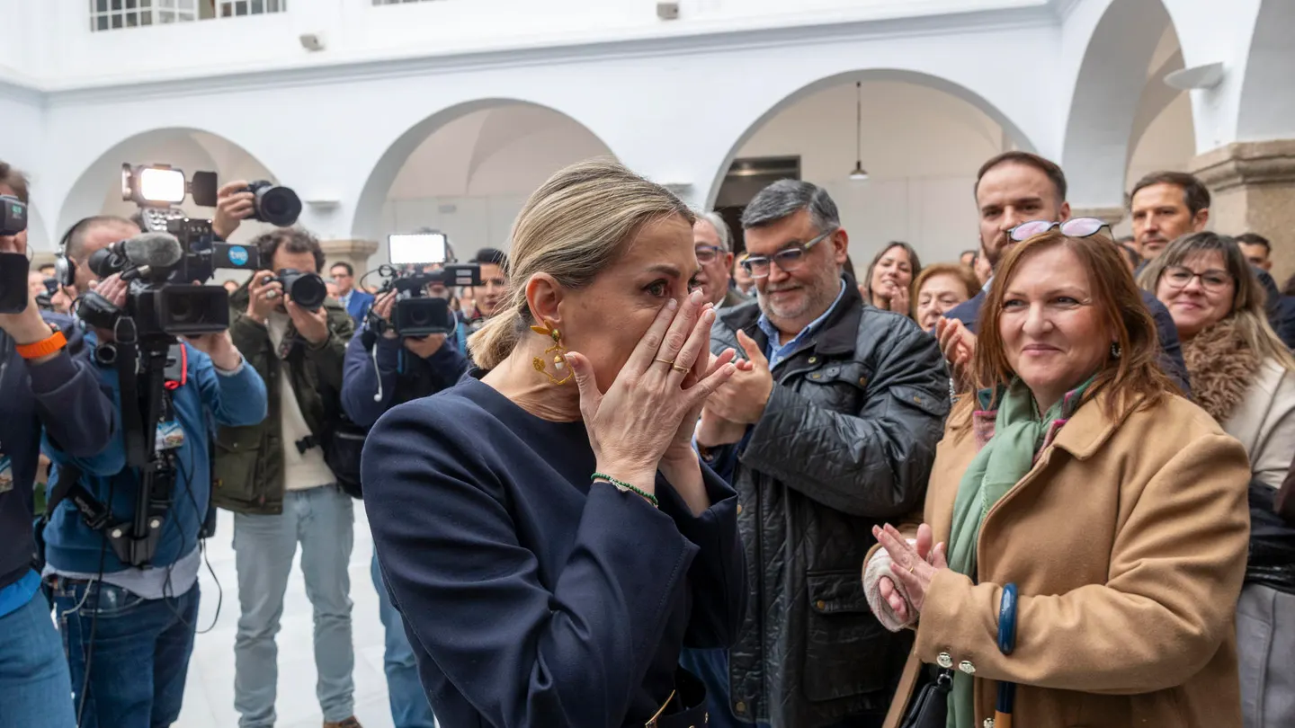 La presidenta extremeña en funciones, María Guardiola, afronta la segunda votación para poder seguir al frente del Ejecutivo. La presidenta extremeña en funciones, María Guardiola, afronta la segunda votación para poder seguir al frente del Ejecutivo.