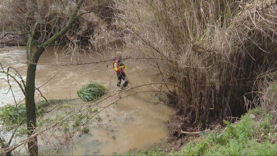 Los Bombers activan un helic&oacute;ptero para la b&uacute;squeda del conductor desaparecido en el r&iacute;o Mogent, Barcelona.