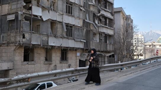 Imagen de un edificio destruido en Ir&aacute;n