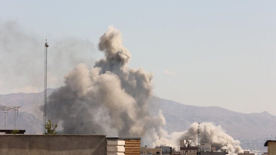 Una columna de humo aparece en el cielo de Teher&aacute;n tras un ataque