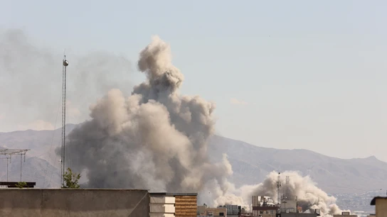 Una columna de humo aparece en el cielo de Teherán tras un ataque Una columna de humo aparece en el cielo de Teherán tras un ataque