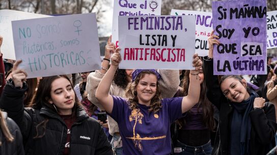 Personas portan pancartas con lema 'Feminista, lista y antifascista' y 'No somos hist&eacute;ricas, somos hist&oacute;ricas' durante la manifestaci&oacute;n convocada por el D&iacute;a Internacional de la Mujer.