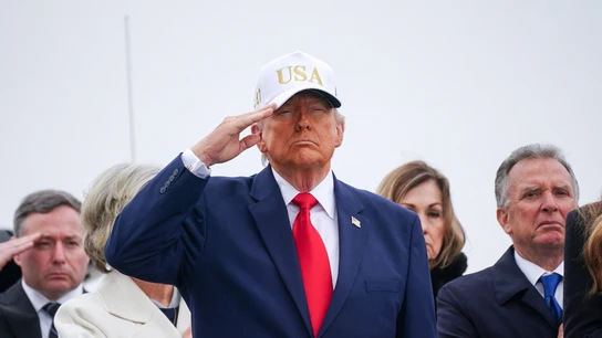 Donald Trump, con su gorra en el acto de homenaje a los soldados fallecidos Donald Trump, con su gorra en el acto de homenaje a los soldados fallecidos
