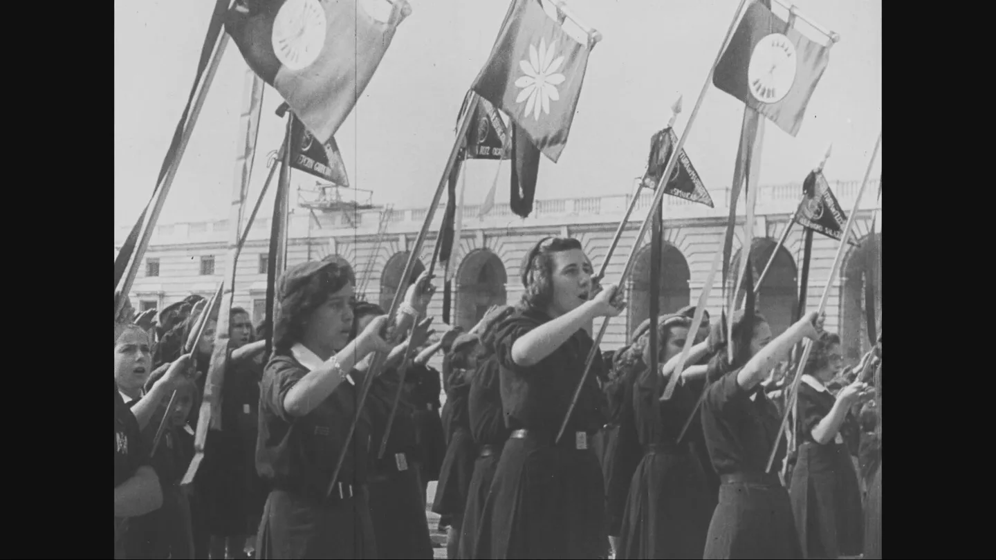 Católica ferviente, devota esposa y patriota sin mácula: así era la mujer ideal según el NO-DO franquista. Católica ferviente, devota esposa y patriota sin mácula: así era la mujer ideal según el NO-DO franquista.