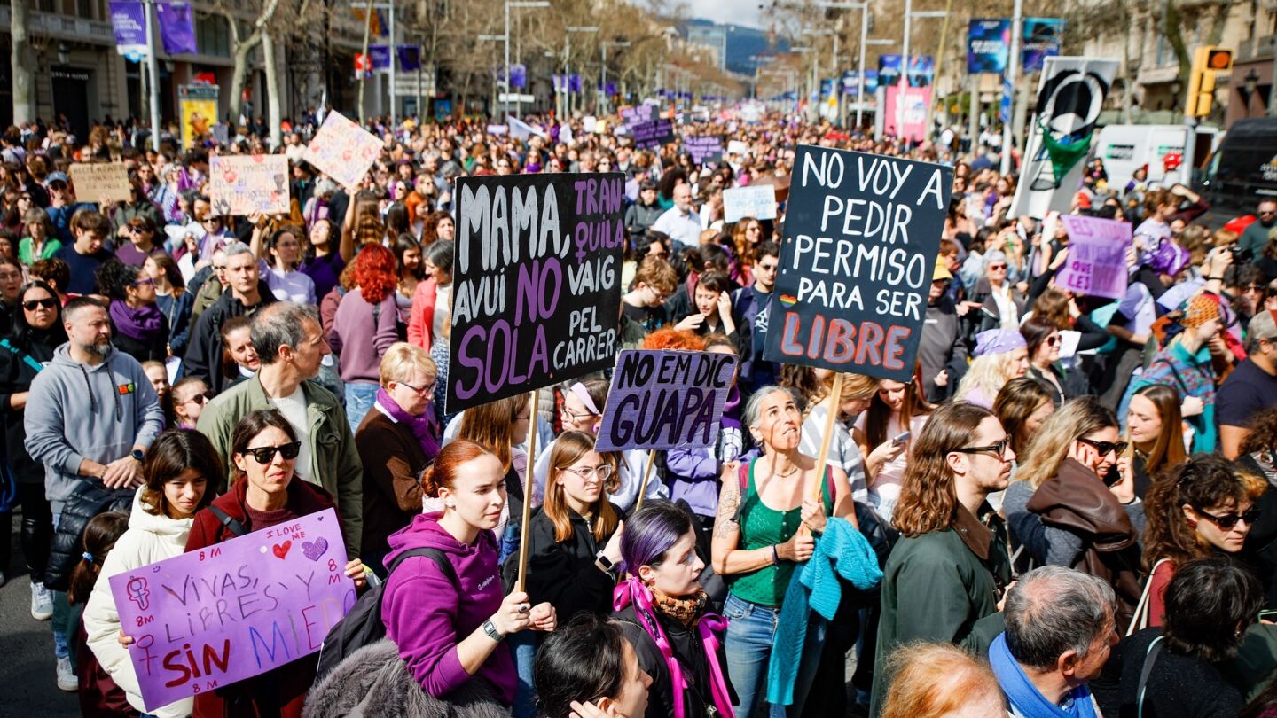 Unas 22.000 personas asisten a la manifestación principal del 8M de Barcelona según Guardia Urbana.
