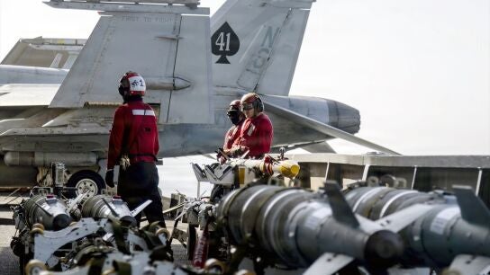 Militares estadounidenses en el portaviones Abraham Lincoln