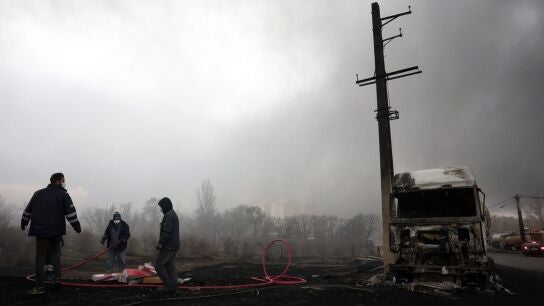 Bomberos iran&iacute;es trabajan en una refiner&iacute;a atacada por Israel en Teher&aacute;n