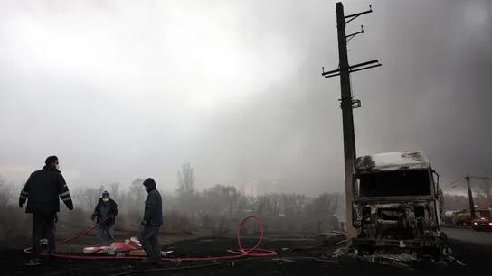 Bomberos iraníes trabajan en una refinería atacada por Israel en Teherán Bomberos iraníes trabajan en una refinería atacada por Israel en Teherán