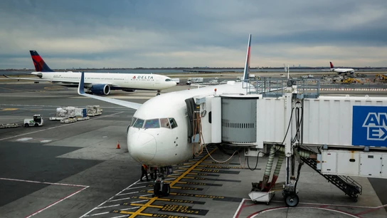 Imagen de archivo de un avión en un aeropuerto de Estados Unidos Imagen de archivo de un avión en un aeropuerto de Estados Unidos