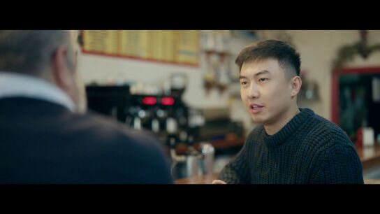  Jalis de la Serna acompa&ntilde;a al 'chino sevillano' en un d&iacute;a al frente de su bazar: "El racismo no va a desaparecer"